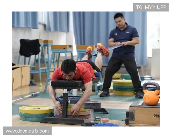 挑战自我突破极限从举重训练中领悟力量与坚持的真正意义