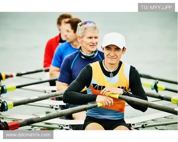 赛艇技巧全解析：从划桨姿势到体能训练的动作要领与注意事项